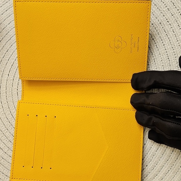 Louis Vuitton Vivienne Passport Holder – NYC 57th Street Exclusive – NIB - Picture 3 of 6